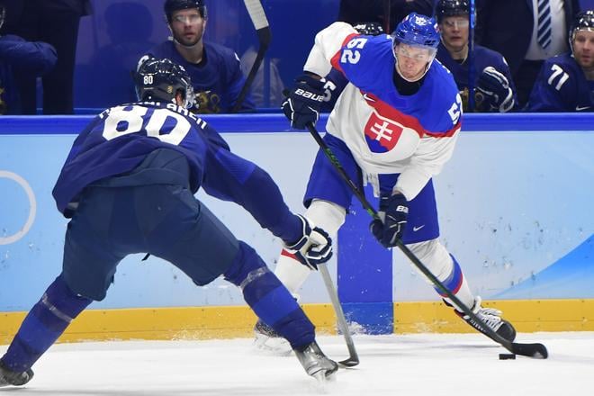Na snímke sprava hokejista Martin Marinčin (Slovensko) a hokejista Saku Mäenalanen (Fínsko) v semifinále olympijského turnaja v hokeji mužov Fínsko - Slovensko na ZOH 2022 v Pekingu v piatok 18. februára 2022. FOTO TASR - Jaroslav Novák