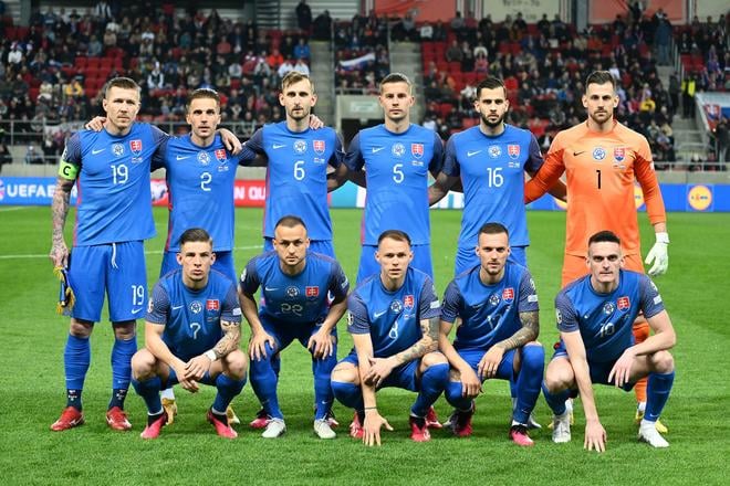 Hráči Slovenska pózujú pre skupinovú fotografiu pred zápasom J-skupiny kvalifikácie na majstrovstvá Európy 2024 vo futbale Slovensko - Luxembursko v Trnave.