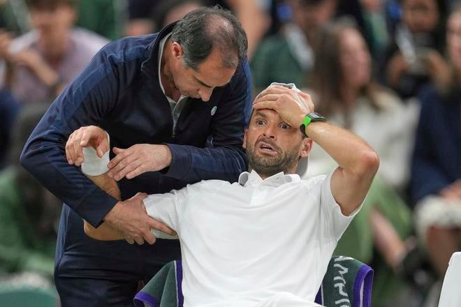Bulharský tenista Grigor Dimitrov počas ošetrenia po tom, čo musel skrečovať pre zranenie prsného svalu v osemfinále mužskej dvojhry proti Talianovi Jannikovi Sinnerovi na grandslamovom turnaji vo Wimbledone.
