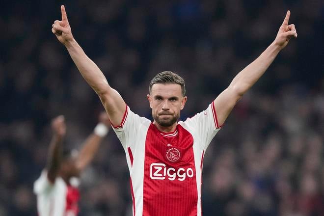 Jordan Henderson v drese Ajaxu Amsterdam.