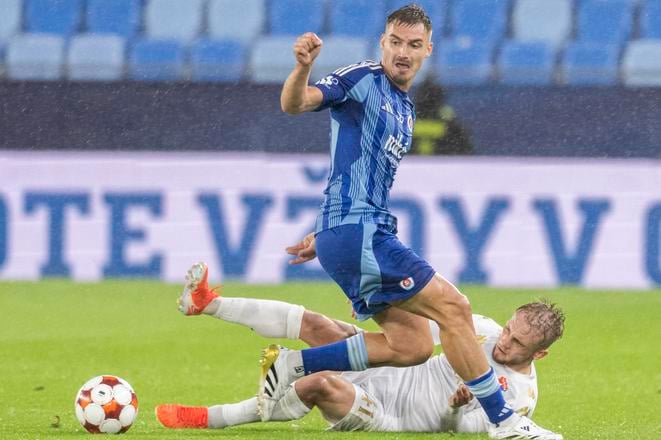 Na snímke hore nová posila Slovana Peter Pokorný.