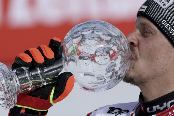 Manuel Feller s vysnívaným malým glóbusom za slalom.