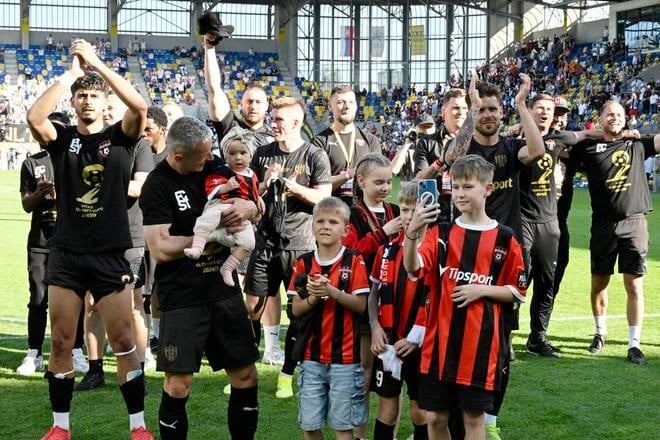 Futbalisti Trnavy oslavujú zisk Slovenského pohára pre sezónu 2024/25 po finále s Ružomberkom.