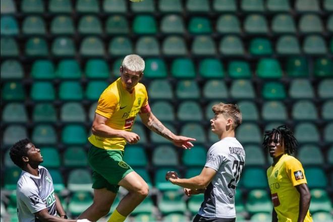 Michal Svoboda (vo výskoku) v akcii počas prípravného zápasu v novom drese