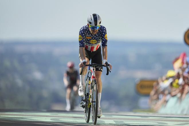 Americký cyklista Quinn Simmons prichádza do cieľa 6. etapy na Tour de France na druhom mieste.