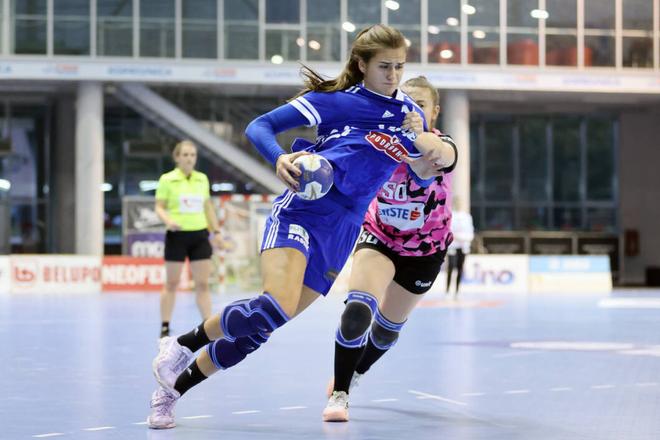 Nová akvizícia hádzanárok HC DAC Dunajská Streda Lea Franušičová (s loptou) si v drese Podravky Koprivnica zahrala aj v Lige majstrov.
