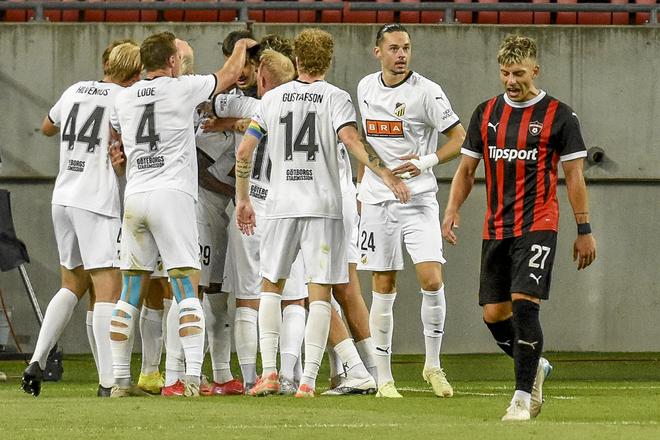 Švédi oslavujú svoj gól, nová posila Spartaka Michal Tomič so sklonenou hlavou.