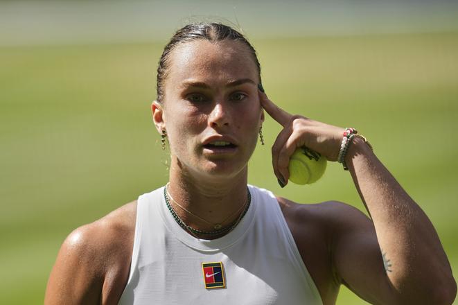 Bieloruská tenistka Arina Sobolenková a jedna z jej reakcií v semifinále Wimbledonu 2025 proti Američanke Amande Anisimovovej.