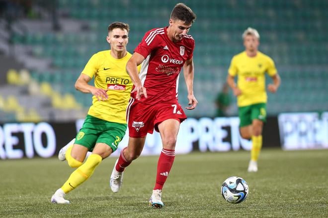 Archívna fotografia - zľava v súboji o loptu Dávid Ďuriš (Žilina) a Jakub Uhrinčať (Banská Bystrica).