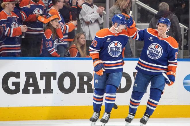 Jeff Skinner v drese Edmontonu (vpravo)