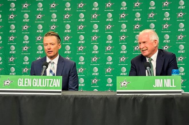Predstavenie nového kouča Glena Gulutzana (vľavo), vpravo na snímke generálny manažér Dallasu Stars Jim Nill.