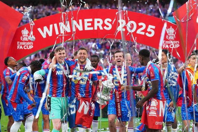 Hráči Crystal Palace oslavujú zisk FA Cupu.