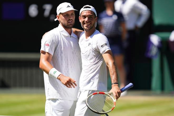 Britskí tenisti Julian Cash (vľavo) a Lloyd Glasspool sa tešia po víťazstve nad austrálsko-holandským párom Rinky Hijikata, David Pel vo finále mužskej štvorhry na grandslamovom turnaji vo Wimbledone v Londýne.