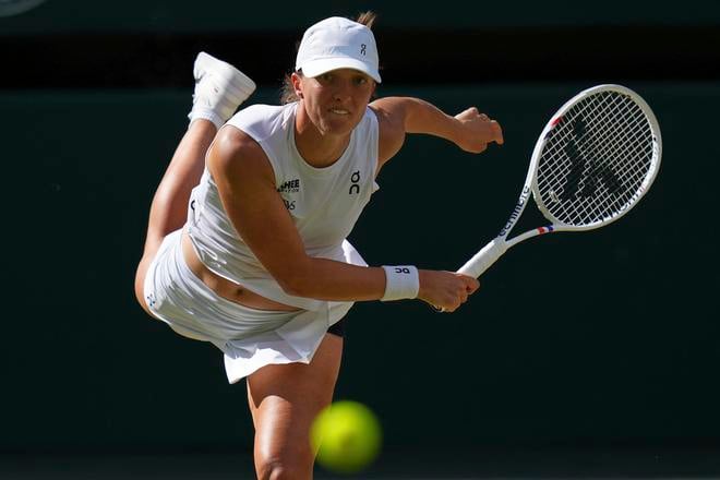 Iga Swiateková podáva na Američanku Amandu Anisimovovú počas finále ženskej dvojhry na grandslamovom turnaji vo Wimbledone.
