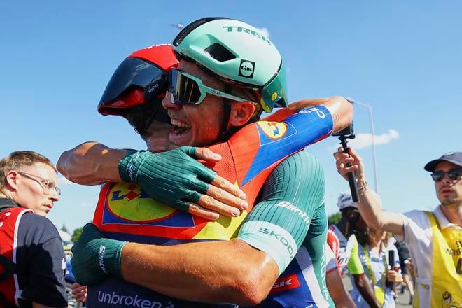 Jonathan Milan oslavuje s tímom triumf v 8. etape Tour de France.