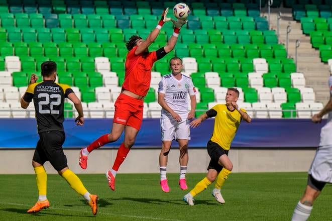 Zľava Mychajlo  Meskhi, Dániel Gyollai (obaja Kazincbarcika) a Stanislav Olejník (Prešov) počas prípravného zápasu Tatran Prešov - Kazincbarcika SC v Prešove.
