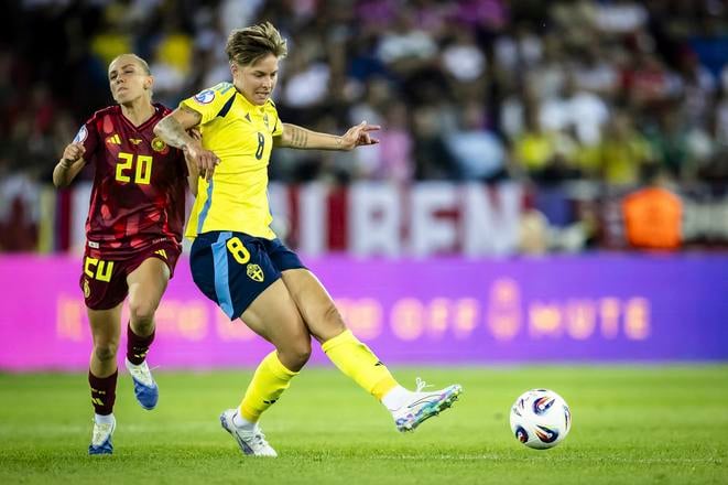 Švédka Lina Hurtig strieľa gól do siete Nemecka.