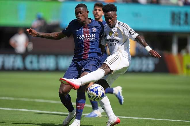 Ilustračná fotografia - Hráč Realu Madrid Vinicius Junior (vpravo) blokuje Nuna Mendesa z PSG.