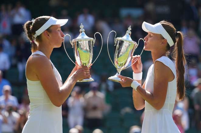 Na snímke rusko-belgický pár Veronika Kudermetovová (vpravo), Elise Mertensová sa raduje po víťazstve vo finále ženskej štvorhry Wimbledonu.