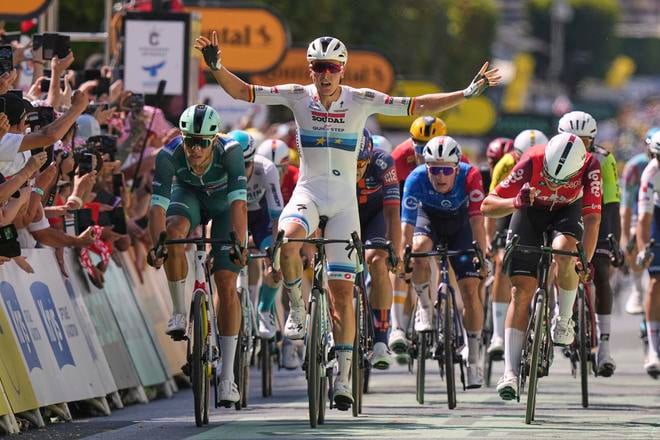 Belgičan Tim Merlier (uprostred) z tímu Soudal Quick-Step sa stal víťazom 9. etapy cyklistických pretekov Tour de France z Chinonu do Chateaurouxu (174,1 km) v nedeľu 13. júla 2025.