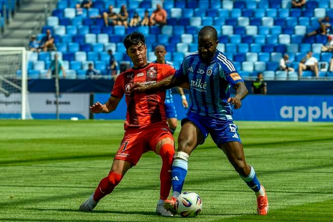 Jedna z letných posíl Slovana, obranca Sandro Cruz (vpravo) v generálke proti FC Midtjylland (1:4).