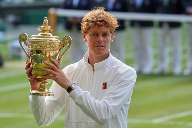 Taliansky tenista Jannik Sinner pózuje s trofejou po víťazstve nad Španielom Carlosom Alcarazom vo finále mužskej dvojhry na grandslamovom turnaji vo Wimbledone.