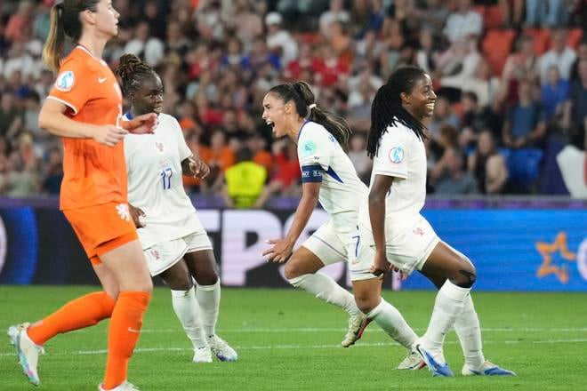 Radosť francúzskych futbalistiek po góle v sieti Holandska.