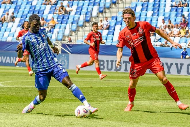 Alasana Yirajang (vľavo) je jeden z najvzácnejších artiklov, ktoré sa v lete presúvali v rámci slovenskej futbalovej Niké ligy.