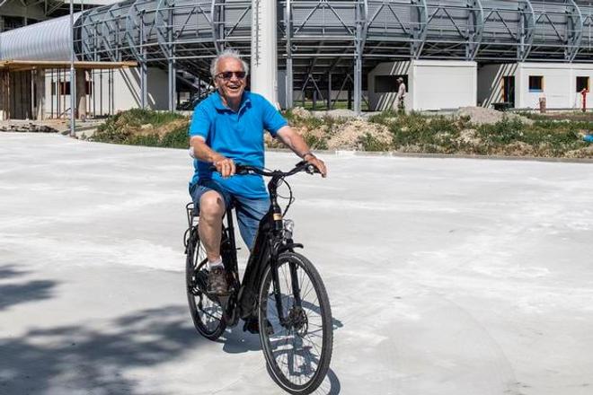 Prezident KFC Juraj Baráth pri každodennej kontrole prác na štadióne, ktorú absolvuje na svojom legendárnom elektro bicykli.
