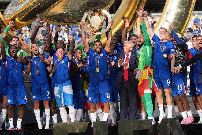 Hráči FC Chelsea sa tešia z trofeje na MS klubov, ktorú si Reece James prevzal od amerického prezidenta Donalda Trumpa.