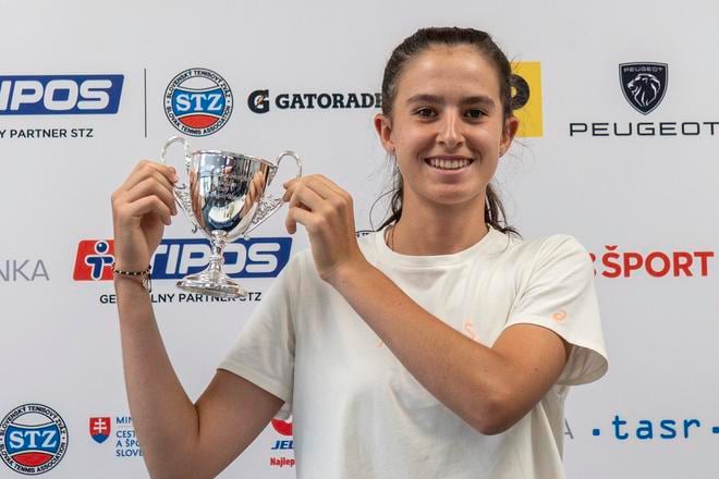 Mia Pohánková s trofejou.