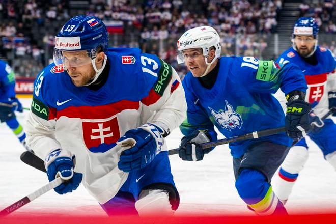 Michal Krištof (vľavo), Ken Ograjenšek (Slovinsko) a Róbert Lantoši v zápase základnej A- skupiny Slovensko - Slovinsko na 88. MS v Štokholme.