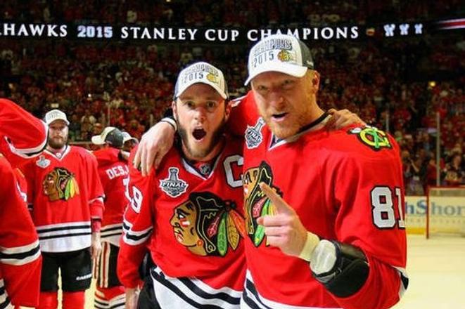 Jonathan Toews (vľavo) a Marián Hossa sa tešia zo zisku Stanleyho pohára.