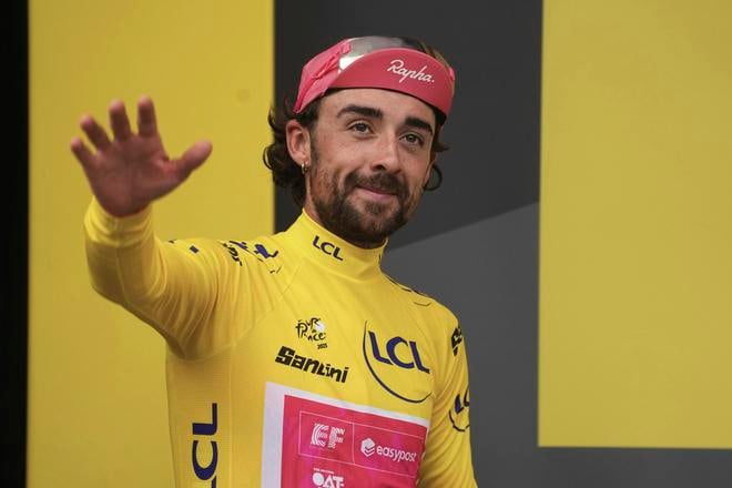 Írsky cyklista Ben Healy v žltom drese vedúceho pretekára oslavuje na pódiu po skončení 10. etapy Tour de France.