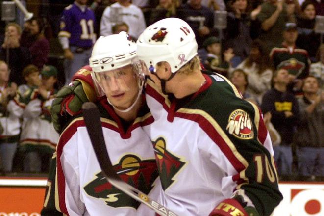Ľubomír Sekeráš (vľavo) v objatí s Mariánom Gáboríkom ostáva najstarším Slovákom, ktorý debutoval v NHL.