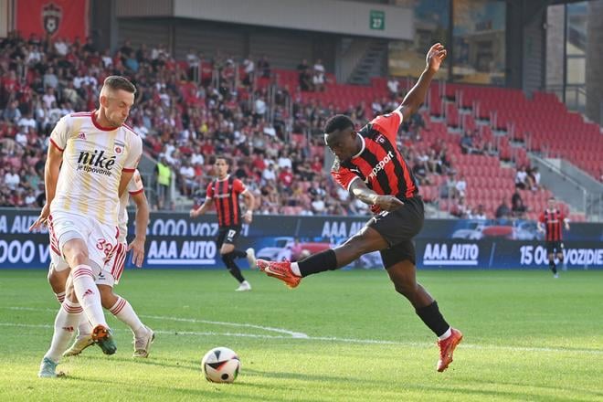 Vpravo hráč Trnavy Philip Azango a hráč Ružomberka Matúš Malý.