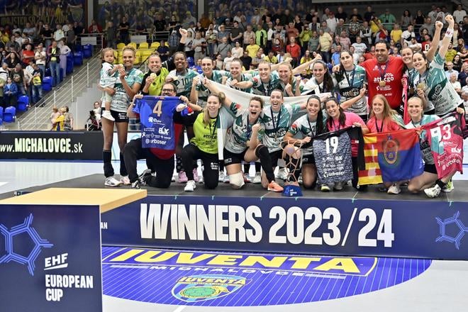Hádzanárky španielskeho Elche sa vlani takto tešili v Michalovciach zo zisku trofeje v Európskom pohári. V nadchádzajúcej sezóne sa hneď v úvodnom kole predstavia proti Dunajskej Strede.