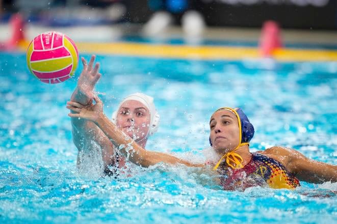 Španielka Paula Crespiová Barrigová (vpravo) bojuje o loptu s Britkou Anyou Clappertonovou v zápase D-skupiny Veľká Británia - Španielsko na MS v Singapure.