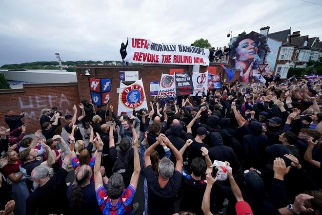Fanúšikovia Crystal Palace na proteste.