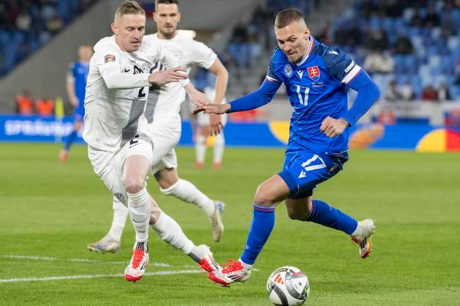 Slovenský futbalista Lukáš Haraslín (vpravo) a slovinský futbalista Žan Karničnik (vľavo).