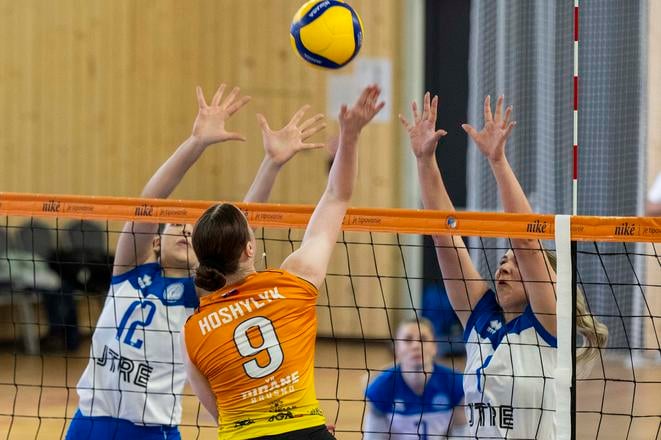 Zľava Lenara Baijo Barrosová (VKP) , Anna-Mariia Hoshylyková (Brusno) a Alexandra Fričová (VKP) počas prvého zápasu štvrťfinále play off Niké extraligy VKP FTVŠ UK Bratislava - VK Pirane Brusno.