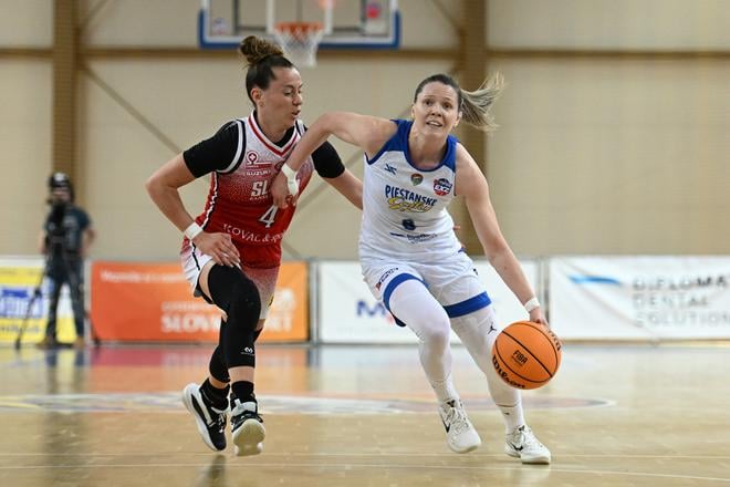 Vpravo hráčka Piešťan Andželika Mitrasinovičová a hráčka Slávie Elisa Pinzanová.