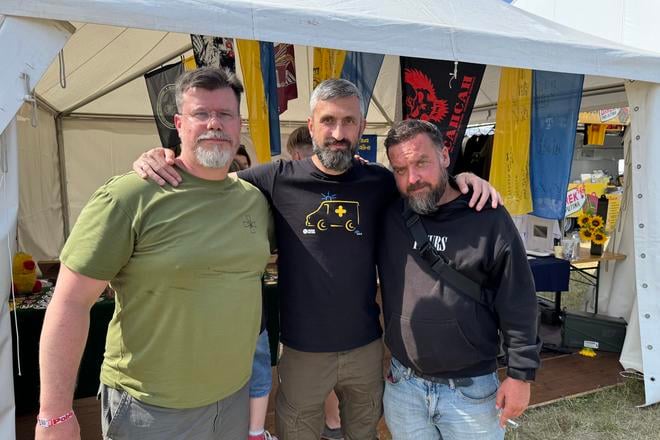 Зліва Марош Сікора, в центрі засновник All4Ukraine Сергій Савченко.