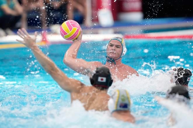 Austrálčan Nathan Power v útoku na japonskú bránku. Zo stretnutia vodných pólistov na MS v Singapure Austrália - Japonsko 11:12.
