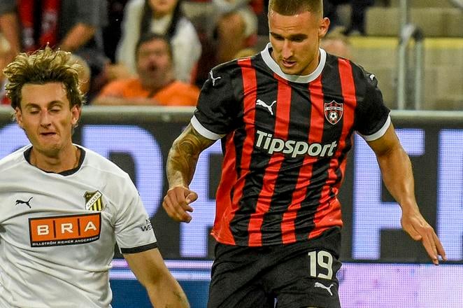 Timotej Kudlička (vpravo) v prvom zápase proti Švédom zaujal dravosťou.