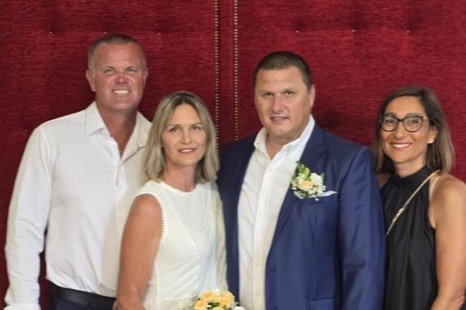 Stredajšia svadba Marcely Erbanovej. Vľavo je jej brat Róbert Erban, jeden zo svedkov, vedľa nej už manžel Stanislav Pollák a vpravo Martina Moravcová, druhý svedok na svadbe.