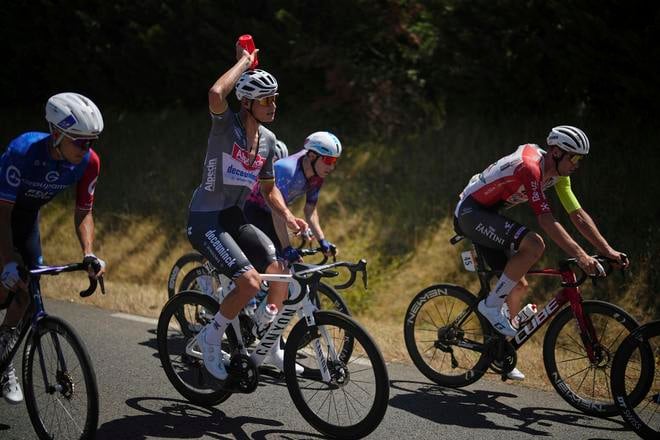 Mathieu van der Poel sa ochladzuje počas 12. etapy Tour de France.