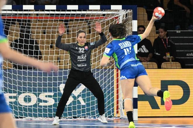 Uprostred brankárka Bella Oláhová (Slovensko) a Tjasa Stanková (Slovinsko).