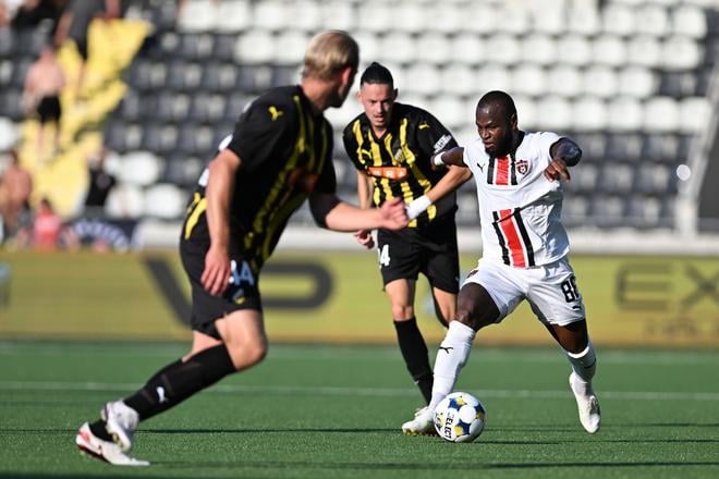 Zľava Harry Hilvenius, Amor Layouni (obaja Häcken) a Cedric Badolo (Trnava) bojujú o loptu počas odvetného zápasu 1. predkola Európskej ligy vo futbale BK Häcken - FC Spartak Trnava vo švédskom Göteborgu vo štvrtok 17. júla 2025.