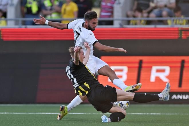 Na snímke sprava Stefan Škrbo (vpravo) a Isak Brusberg (Häcken) bojujú o loptu počas odvetného zápasu 1. predkola Európskej ligy vo futbale BK Häcken - FC Spartak Trnava vo švédskom Göteborgu vo štvrtok 17. júla 2025.